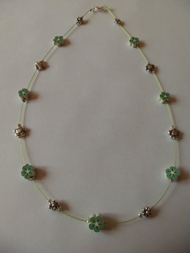 Collier fleuri vert