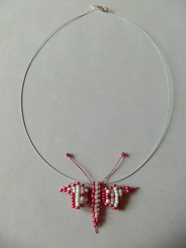 Collier papillon rose