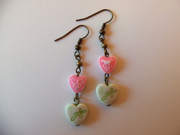 Boucles d'oreilles bronze coeurs vert et rose