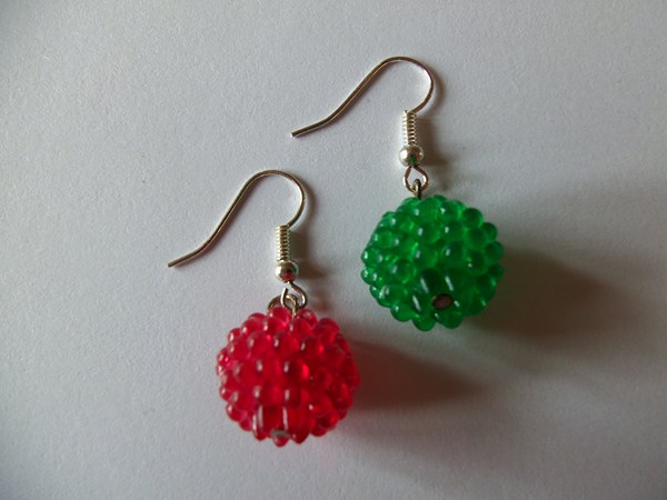 Boucles d'oreilles graine de fruits rouge et vert sapin