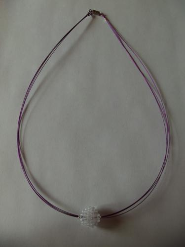 Collier graine de fruits blanc et pourpre