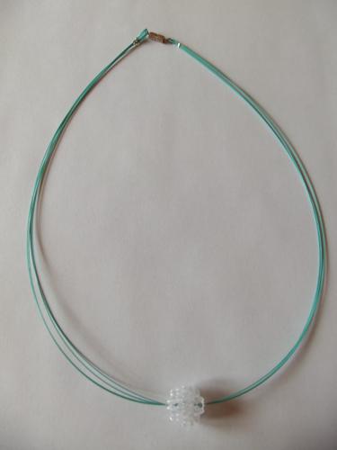 Collier graine de fruits blanc et turquoise