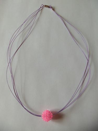 Collier graine de fruits rose et parme