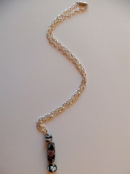 Collier pendentif fleurs noir et bleu